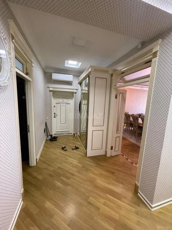 Satılır 4 otaqlı mənzil 175 m²