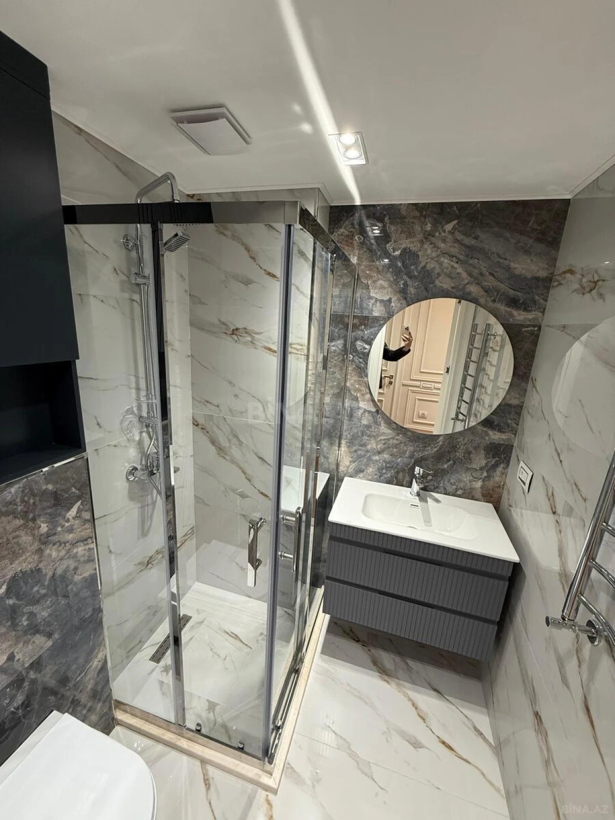 Satılır 4 otaqlı mənzil 179 m²