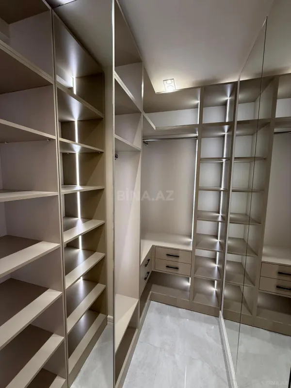 Satılır 4 otaqlı mənzil 179 m²