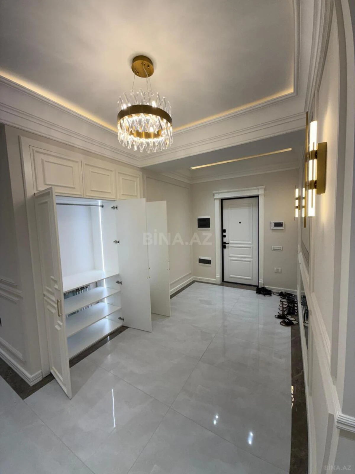 Satılır 4 otaqlı mənzil 179 m²