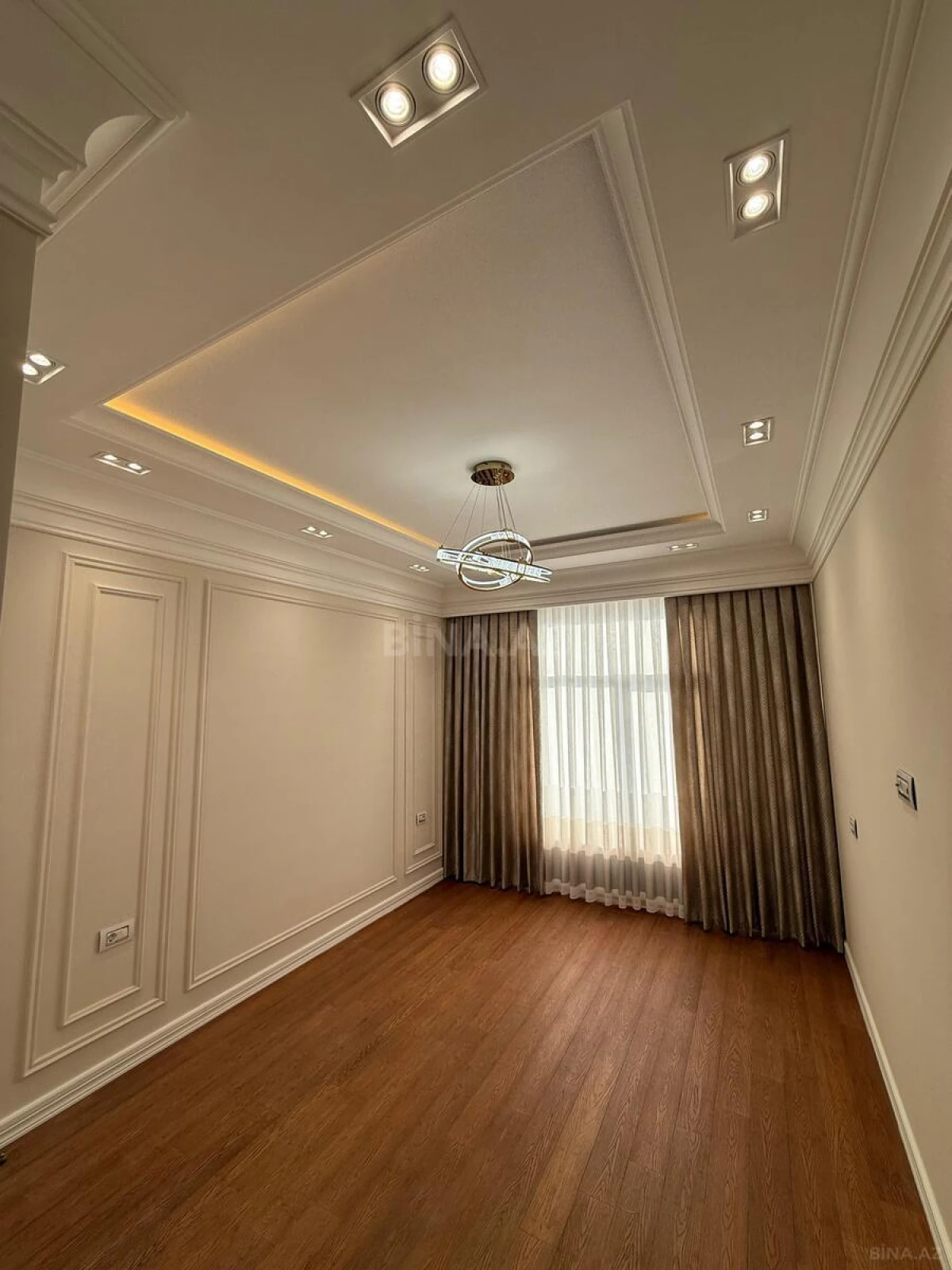 Satılır 4 otaqlı mənzil 179 m²