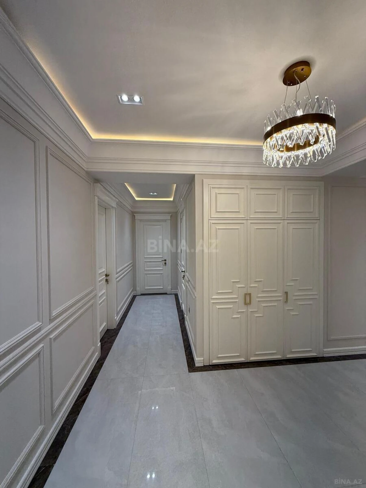 Satılır 4 otaqlı mənzil 179 m²