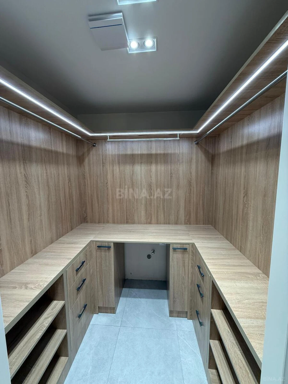 Satılır 4 otaqlı mənzil 179 m²