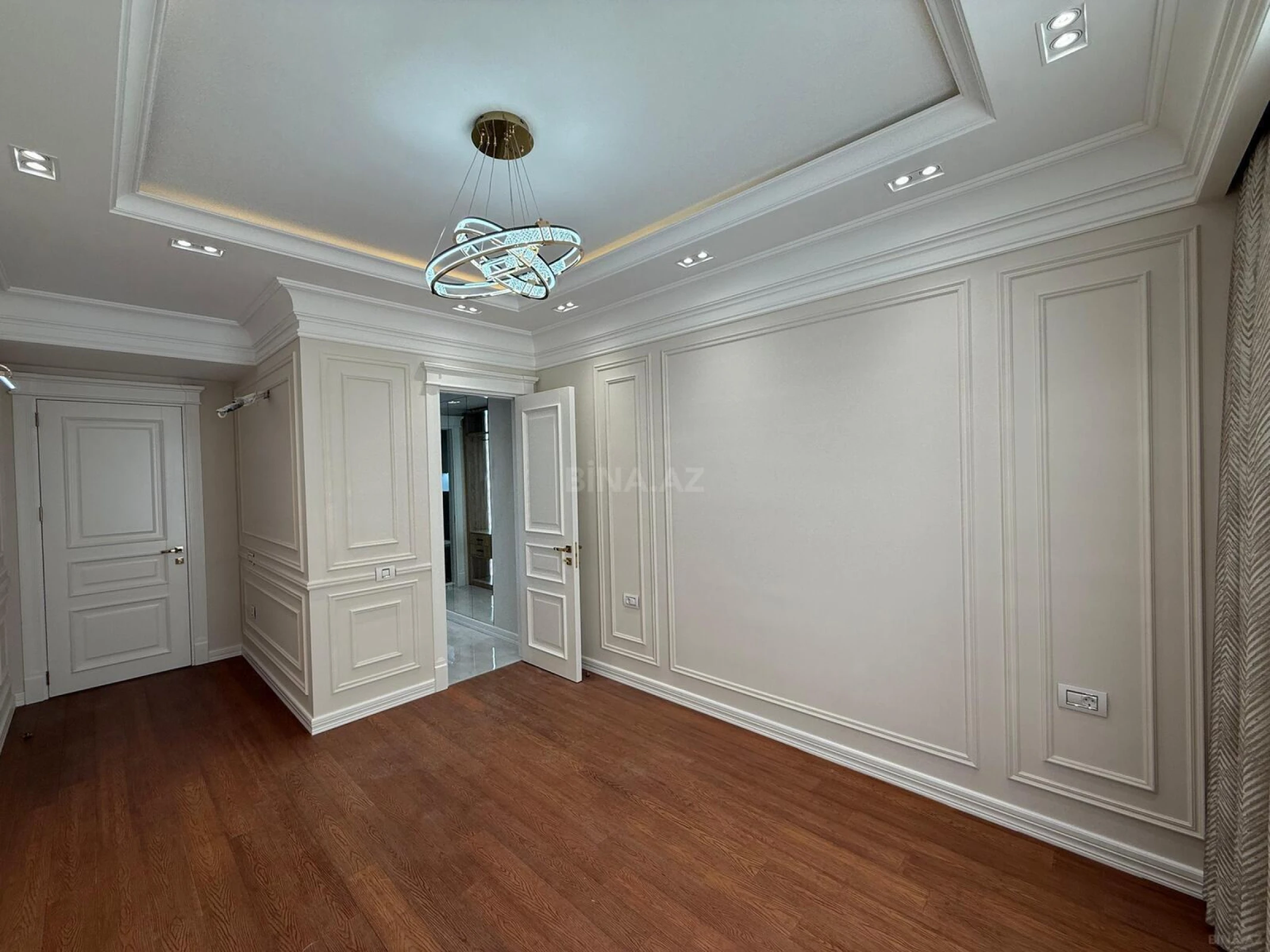 Satılır 4 otaqlı mənzil 179 m²