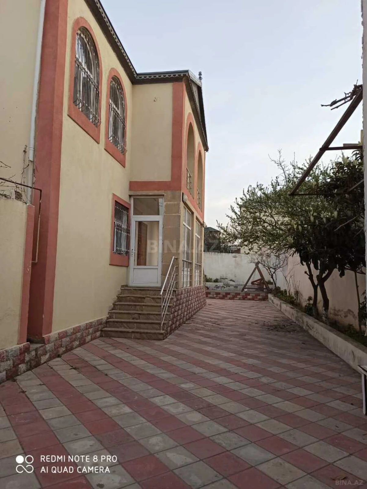 Satılır 8 otaqlı həyət evi 300 m²