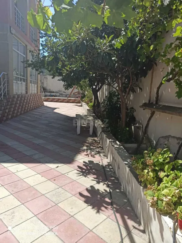 Satılır 8 otaqlı həyət evi 300 m²
