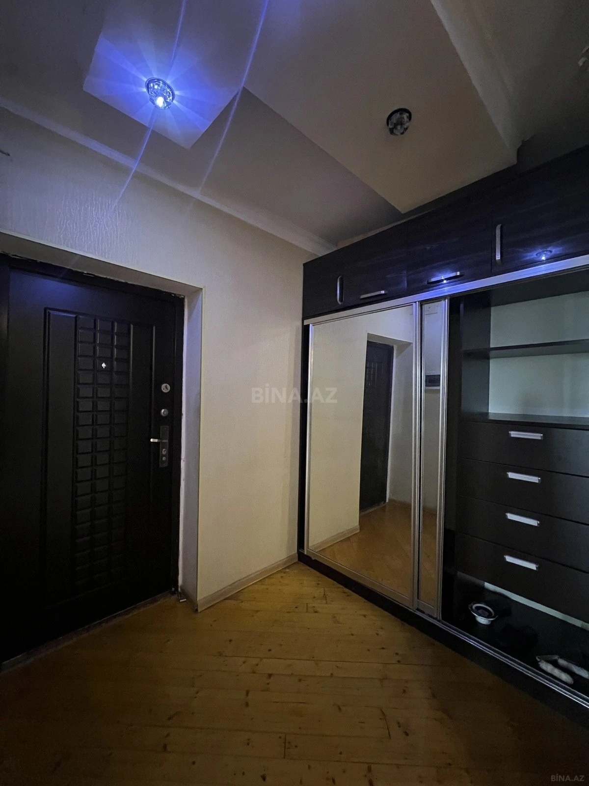 Satılır 2 otaqlı mənzil 76 m²