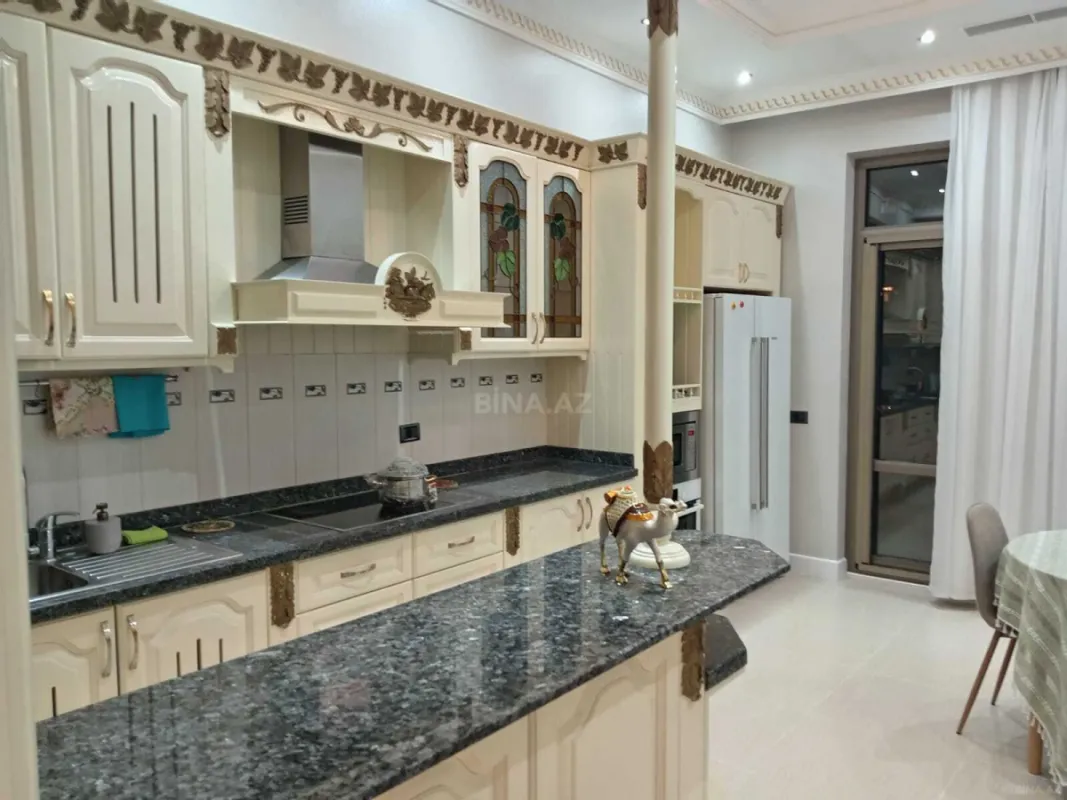 Kirayə verilir 4 otaqlı mənzil 230 m²