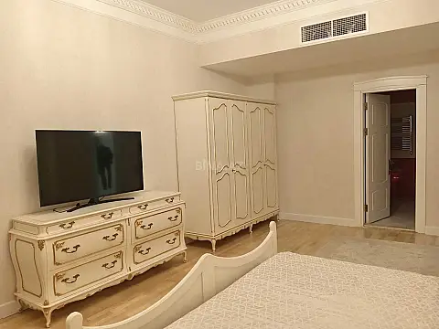 Kirayə verilir 4 otaqlı mənzil 230 m²