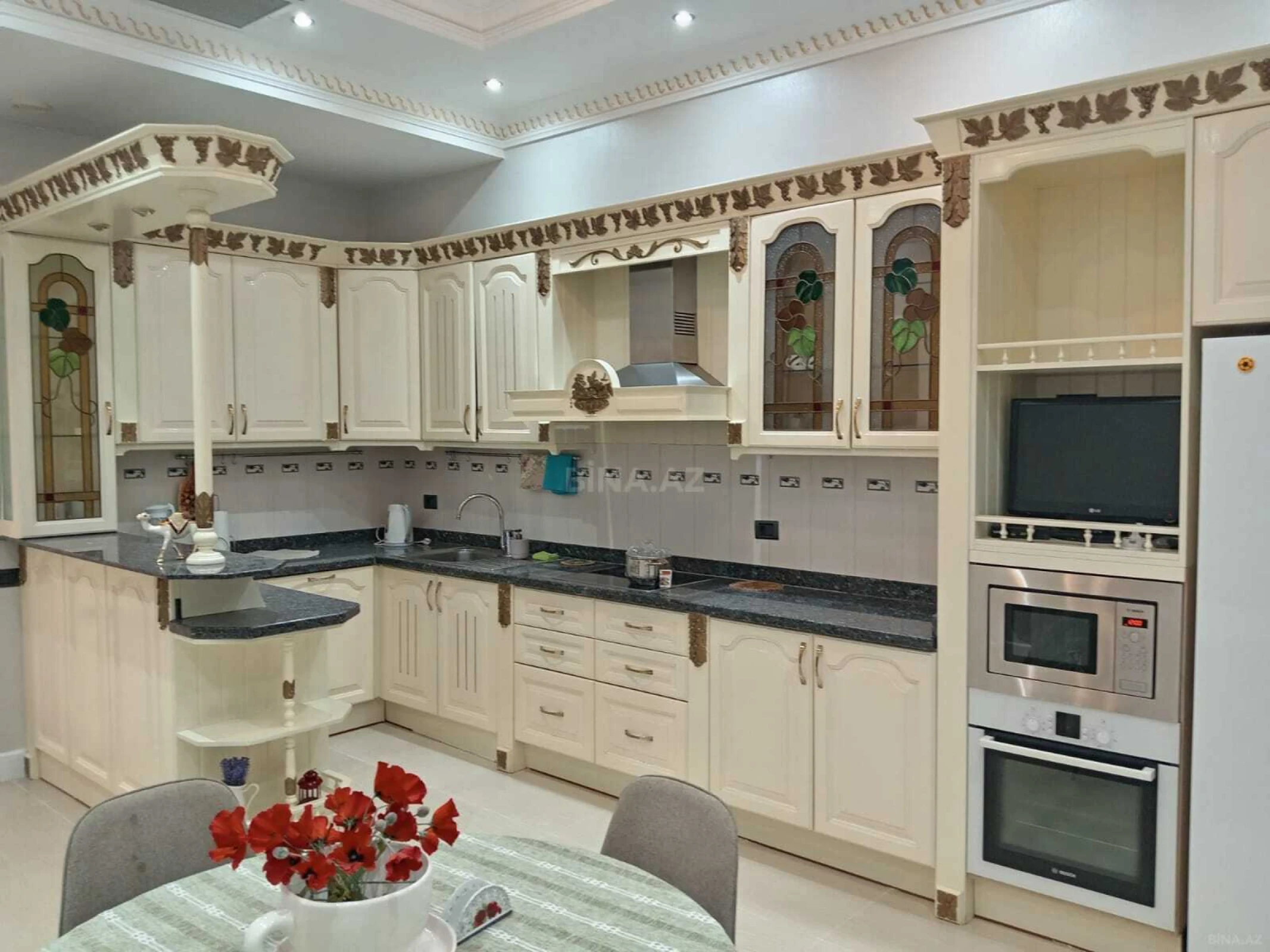 Kirayə verilir 4 otaqlı mənzil 230 m²