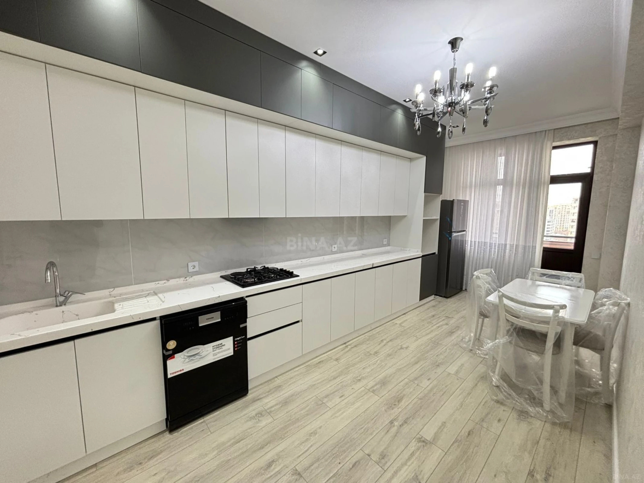 Kirayə verilir 3 otaqlı mənzil 141 m²