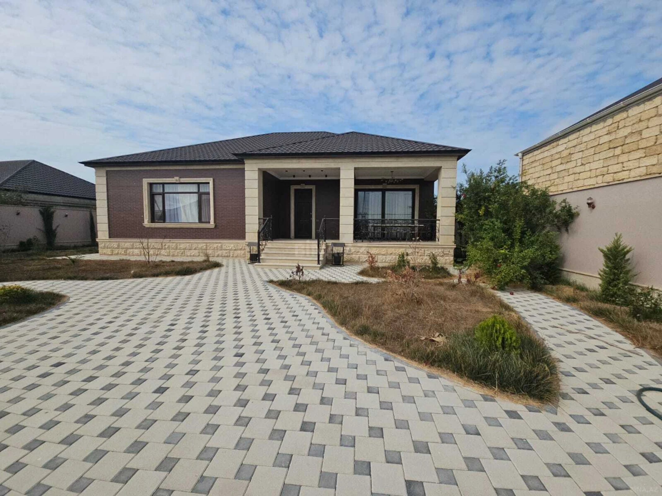 Satılır 5 otaqlı həyət evi 260 m²