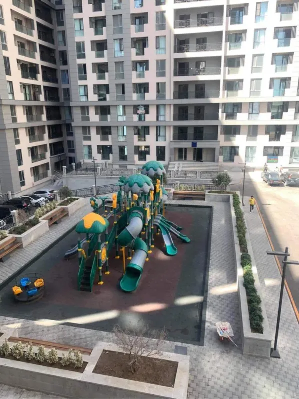 Satılır 4 otaqlı mənzil 139 m²