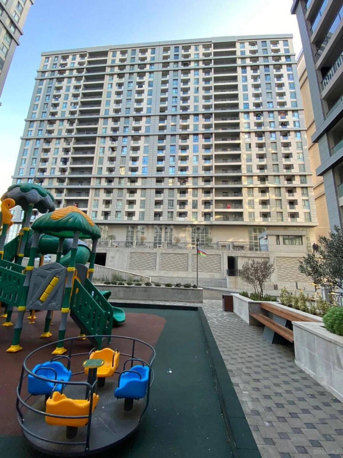 Satılır 4 otaqlı mənzil 139 m²