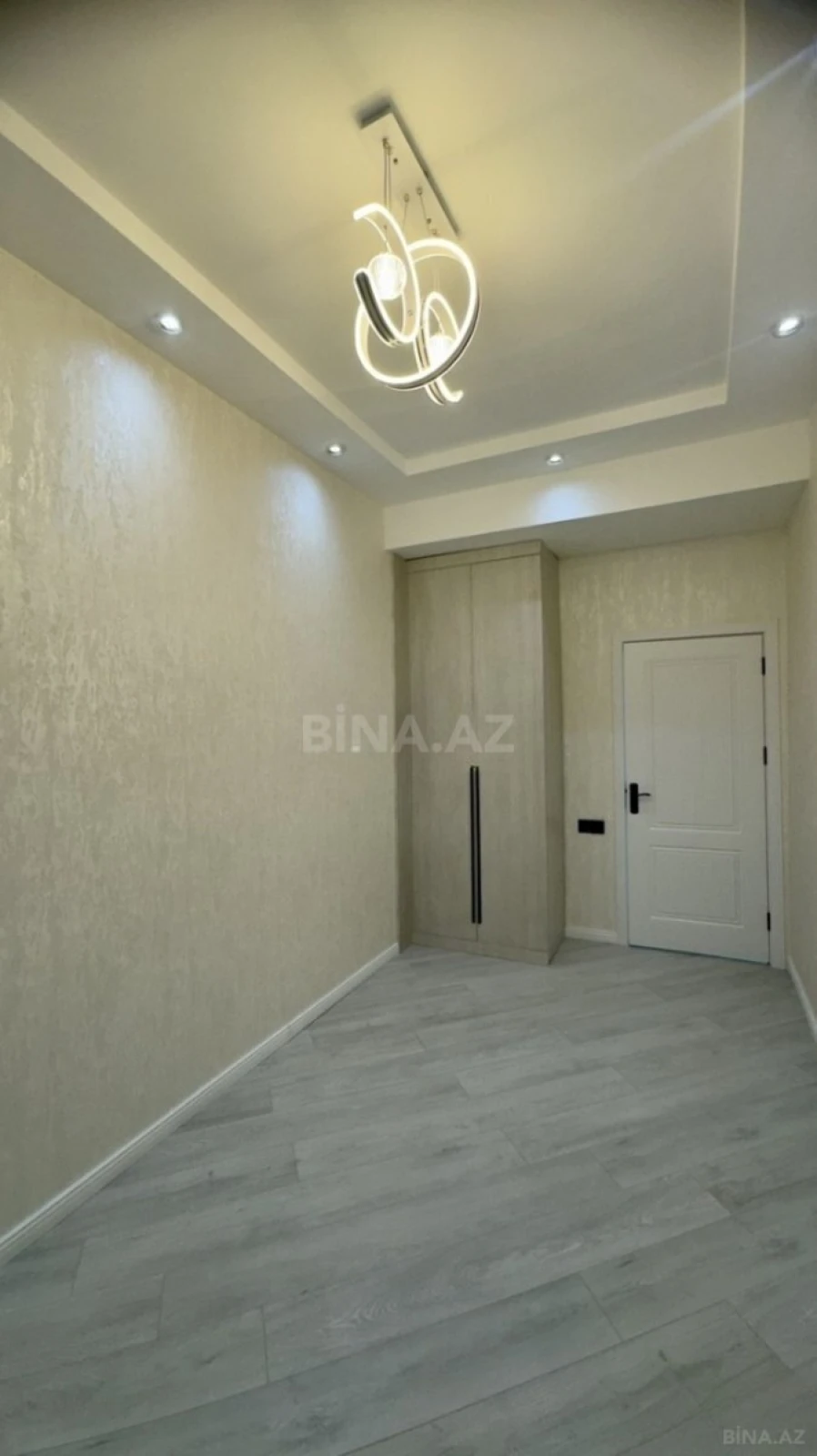 Satılır 4 otaqlı mənzil 112 m²