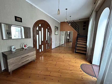 Kirayə verilir 6 otaqlı həyət evi 300 m²