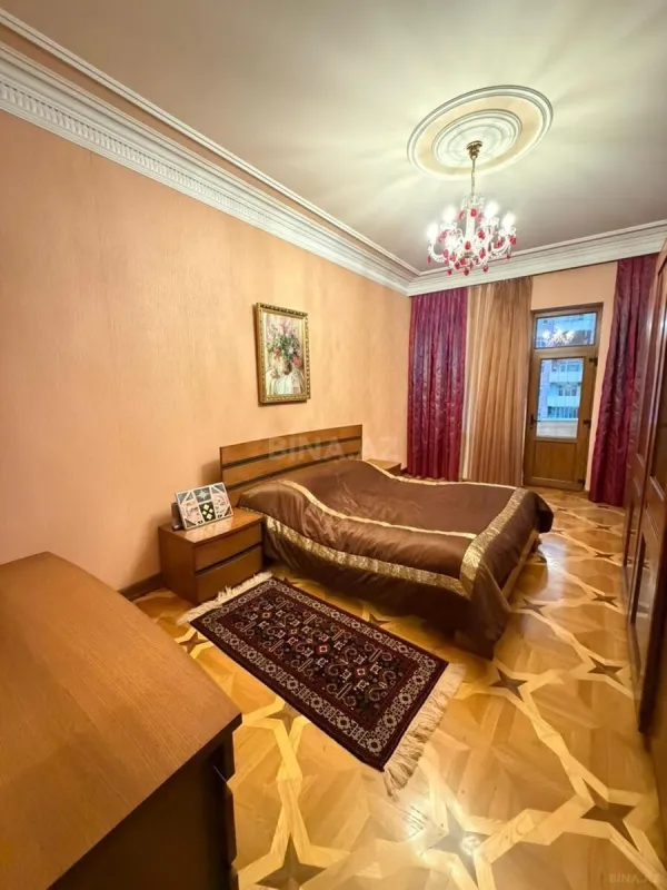 Satılır 5 otaqlı mənzil 230 m²
