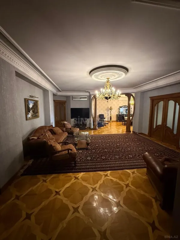 Satılır 5 otaqlı mənzil 230 m²