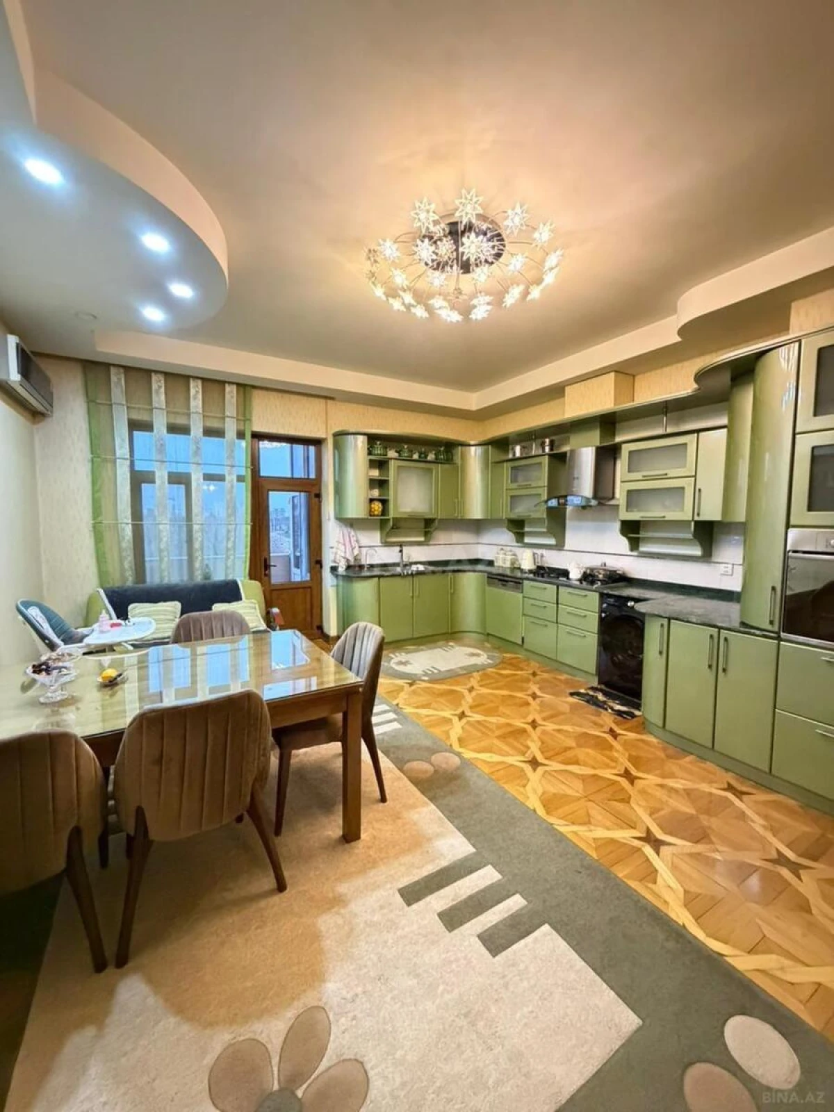 Satılır 5 otaqlı mənzil 230 m²