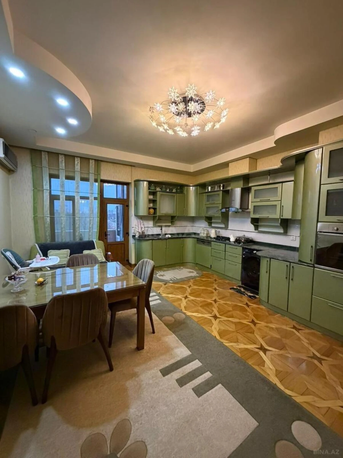 Satılır 5 otaqlı mənzil 230 m²