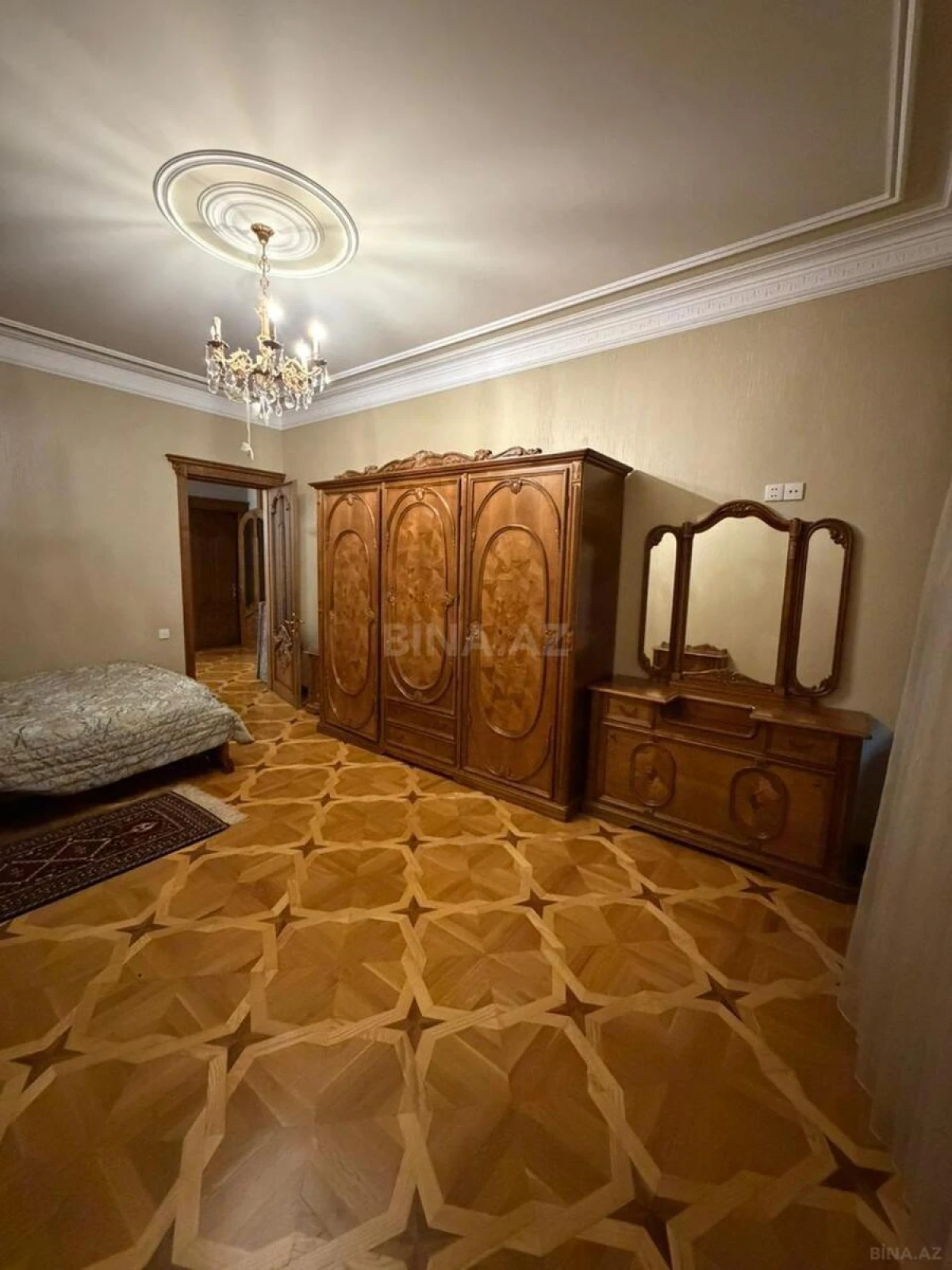 Satılır 5 otaqlı mənzil 230 m²