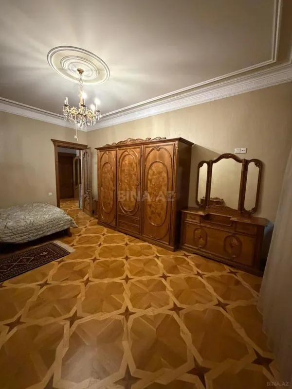 Satılır 5 otaqlı mənzil 230 m²