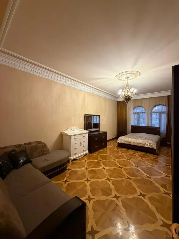 Satılır 5 otaqlı mənzil 230 m²