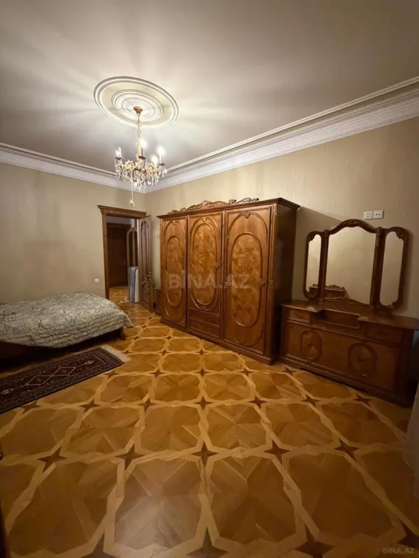 Satılır 5 otaqlı mənzil 230 m²