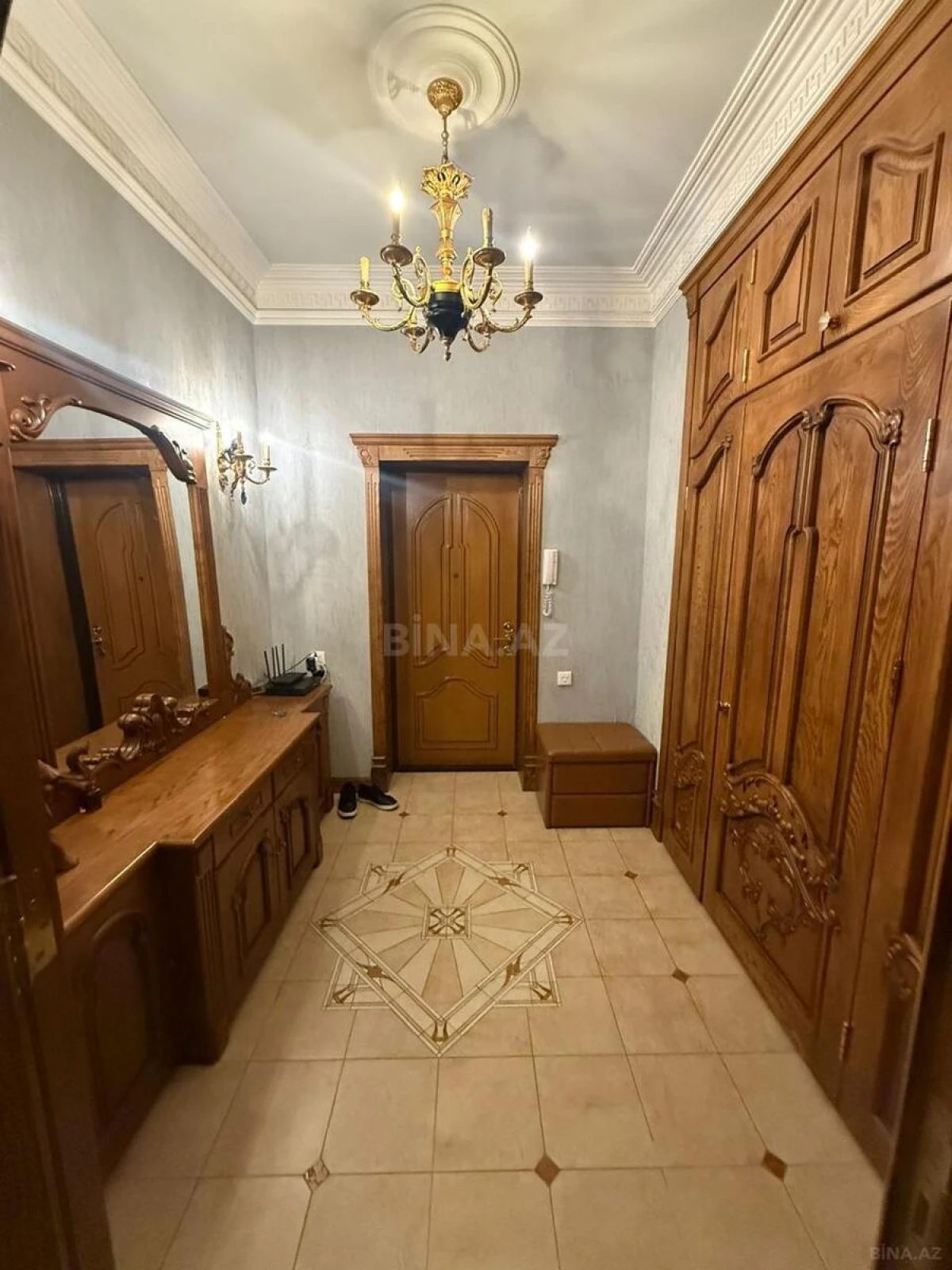 Satılır 5 otaqlı mənzil 230 m²