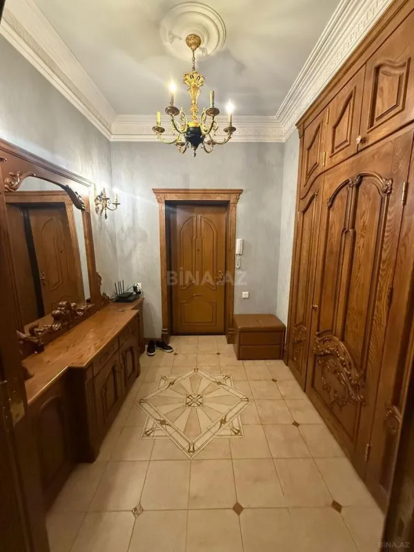 Satılır 5 otaqlı mənzil 230 m²