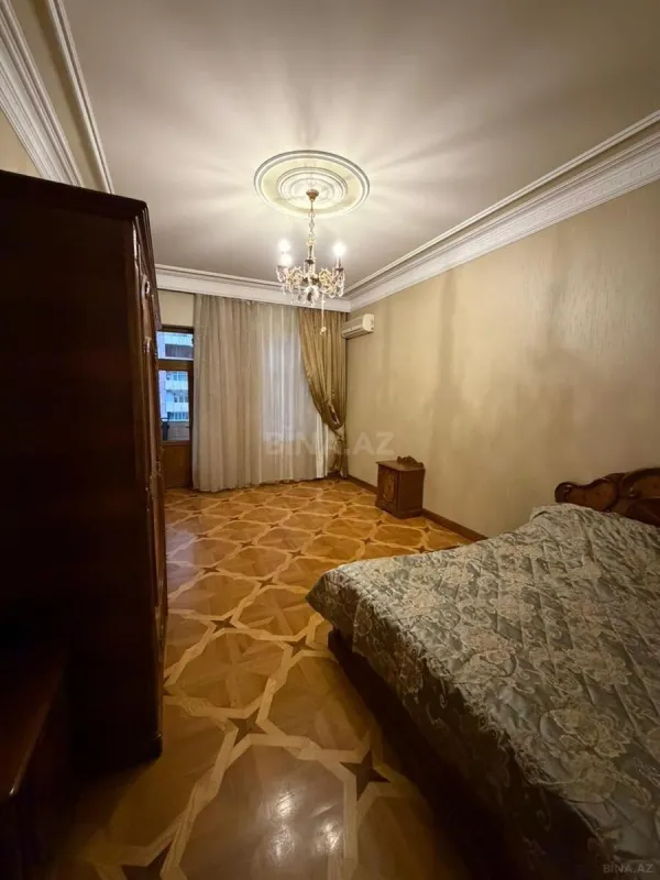 Satılır 5 otaqlı mənzil 230 m²