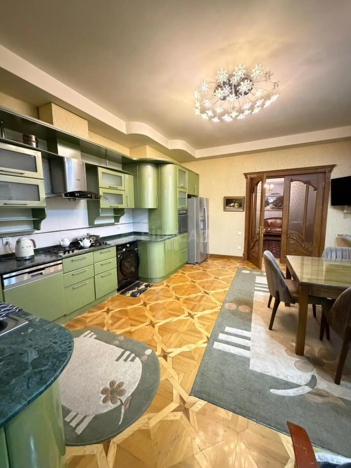 Satılır 5 otaqlı mənzil 230 m²