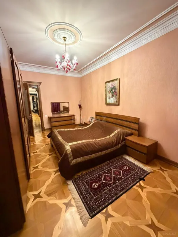 Satılır 5 otaqlı mənzil 230 m²