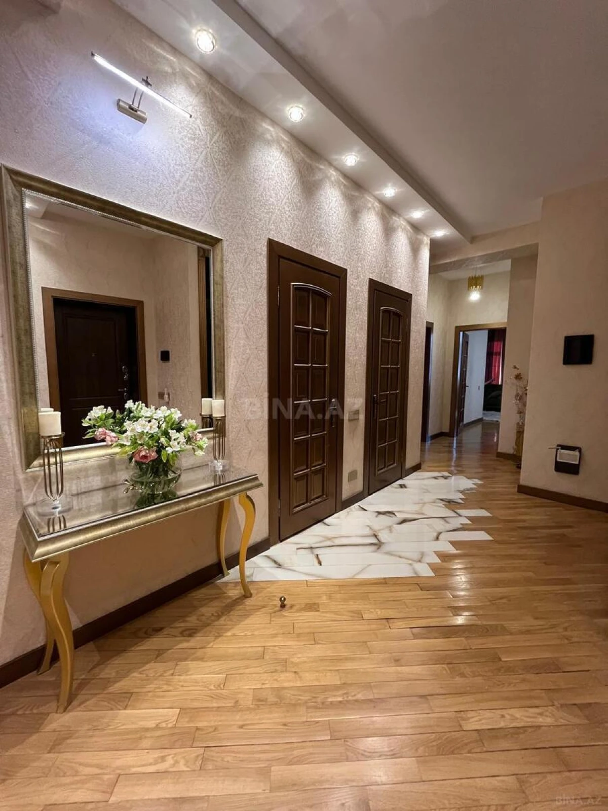 Kirayə verilir 4 otaqlı mənzil 180 m²