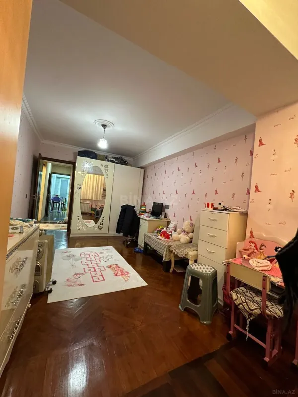 Satılır 6 otaqlı mənzil 200 m²