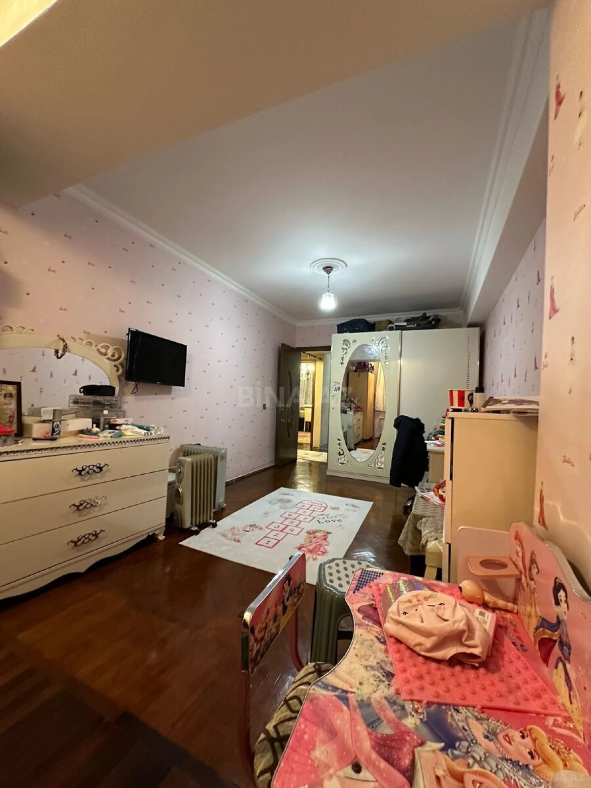 Satılır 6 otaqlı mənzil 200 m²