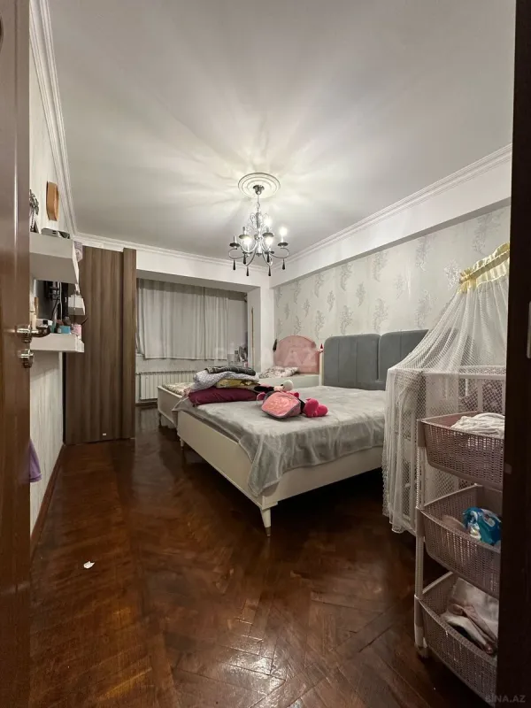 Satılır 6 otaqlı mənzil 200 m²