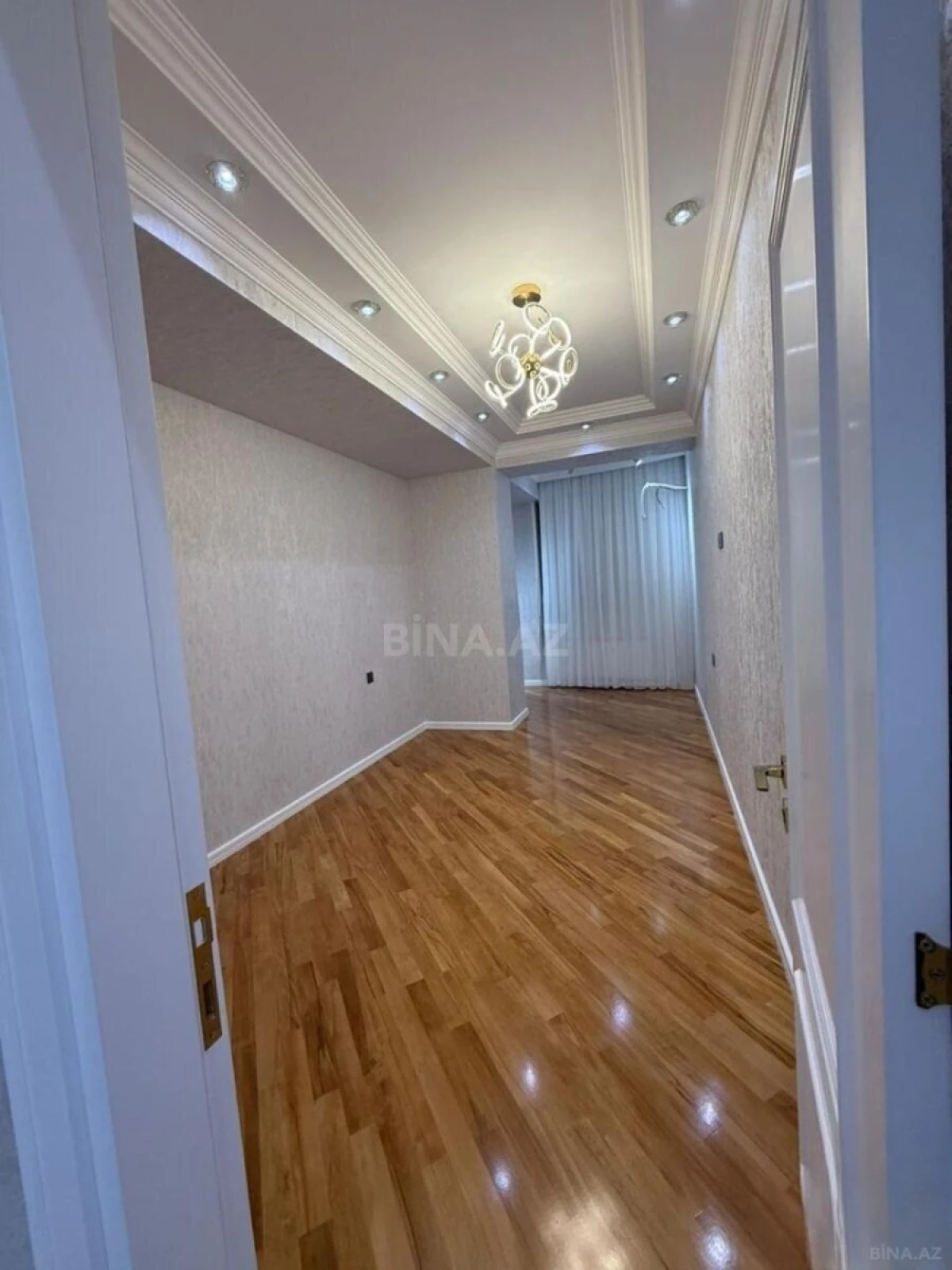 Satılır 3 otaqlı mənzil 142 m²