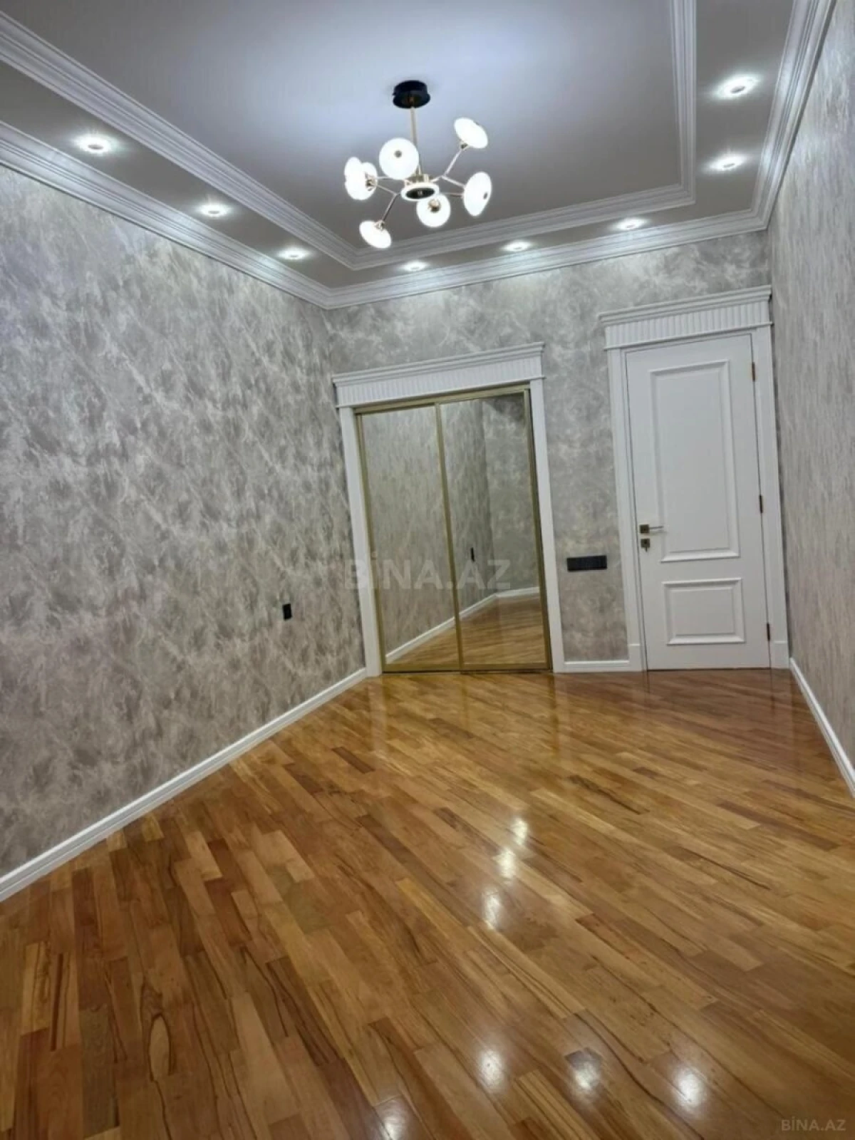 Satılır 3 otaqlı mənzil 142 m²