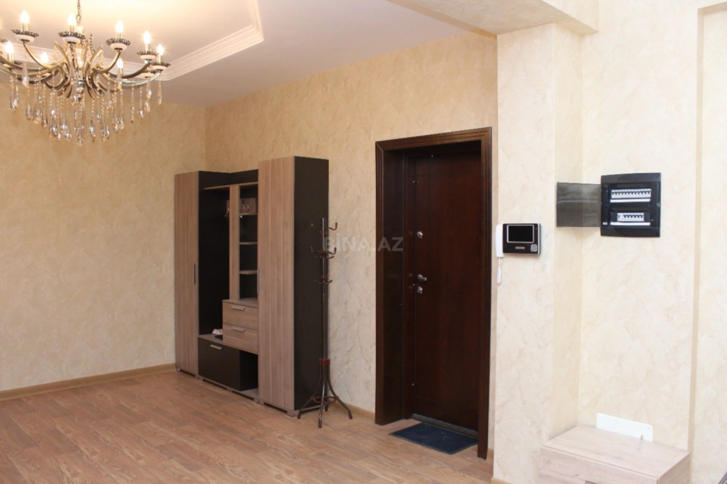 Satılır 4 otaqlı mənzil 216 m²