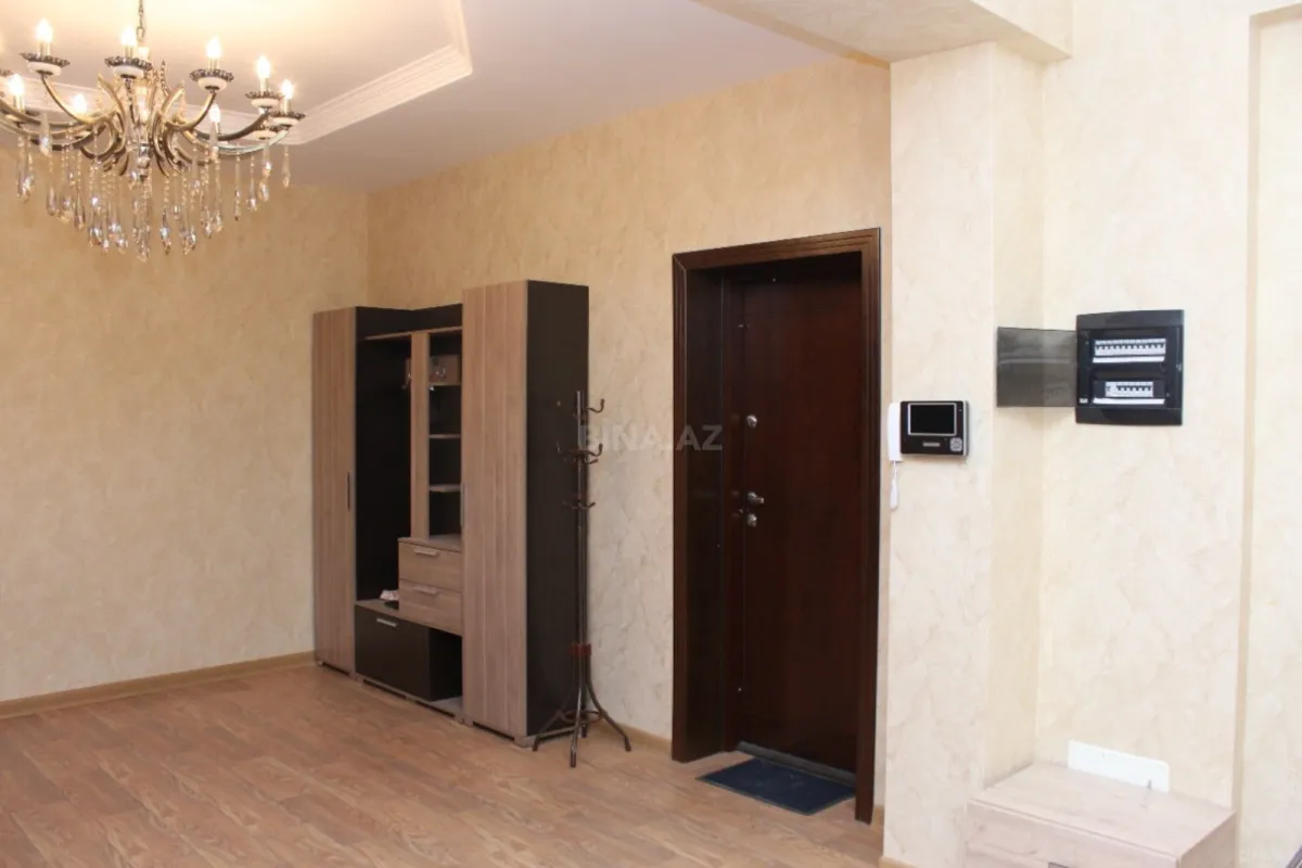 Satılır 4 otaqlı mənzil 216 m²