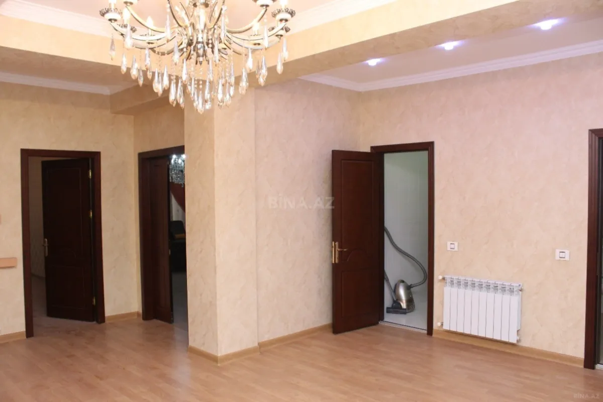 Satılır 4 otaqlı mənzil 216 m²