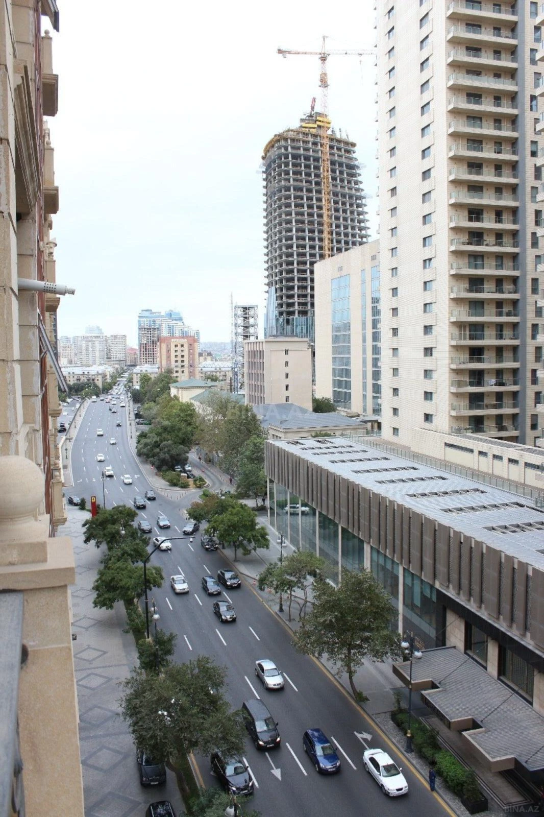 Satılır 4 otaqlı mənzil 216 m²