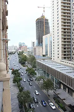 Satılır 4 otaqlı mənzil 216 m²