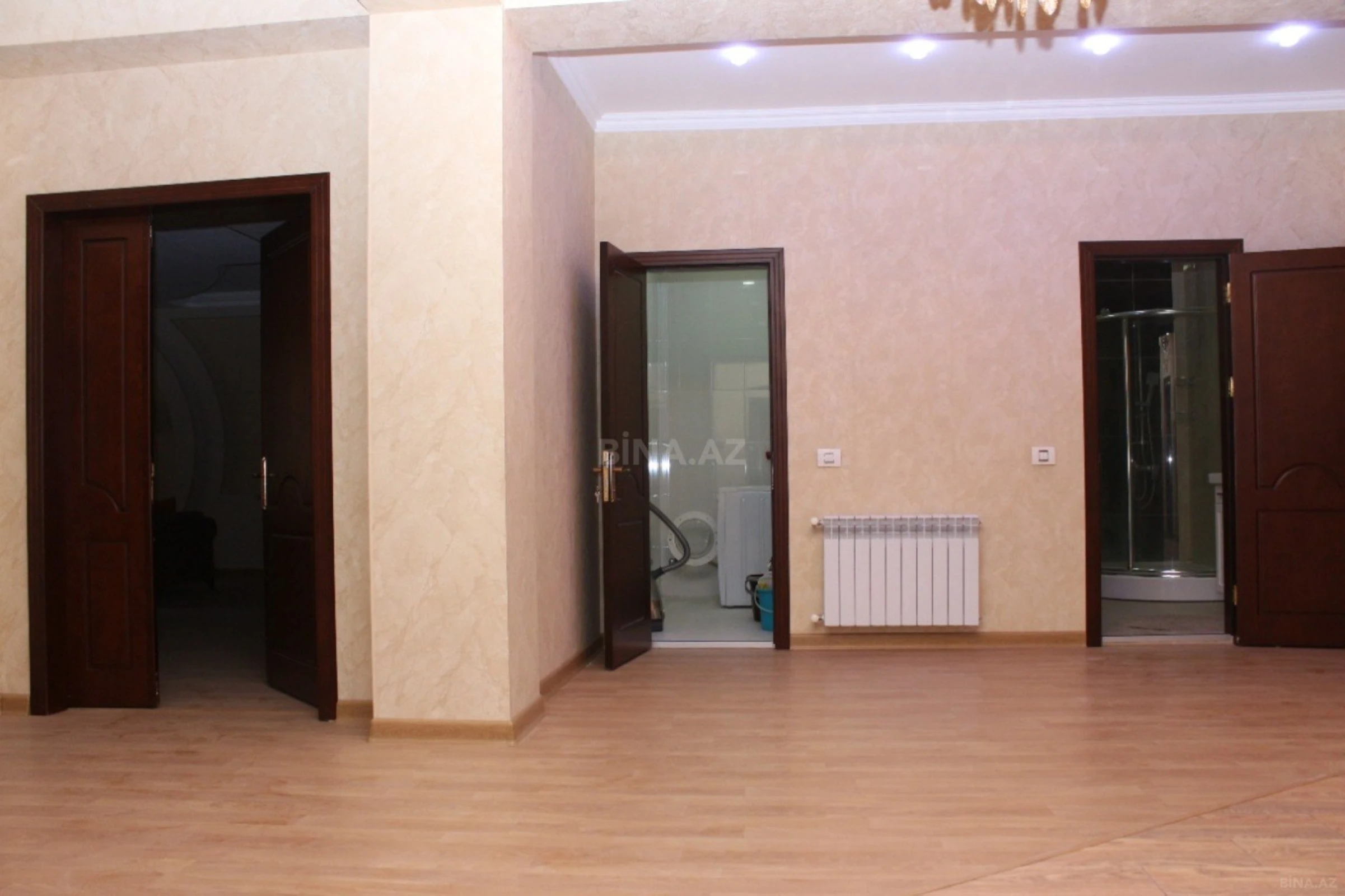 Satılır 4 otaqlı mənzil 216 m²