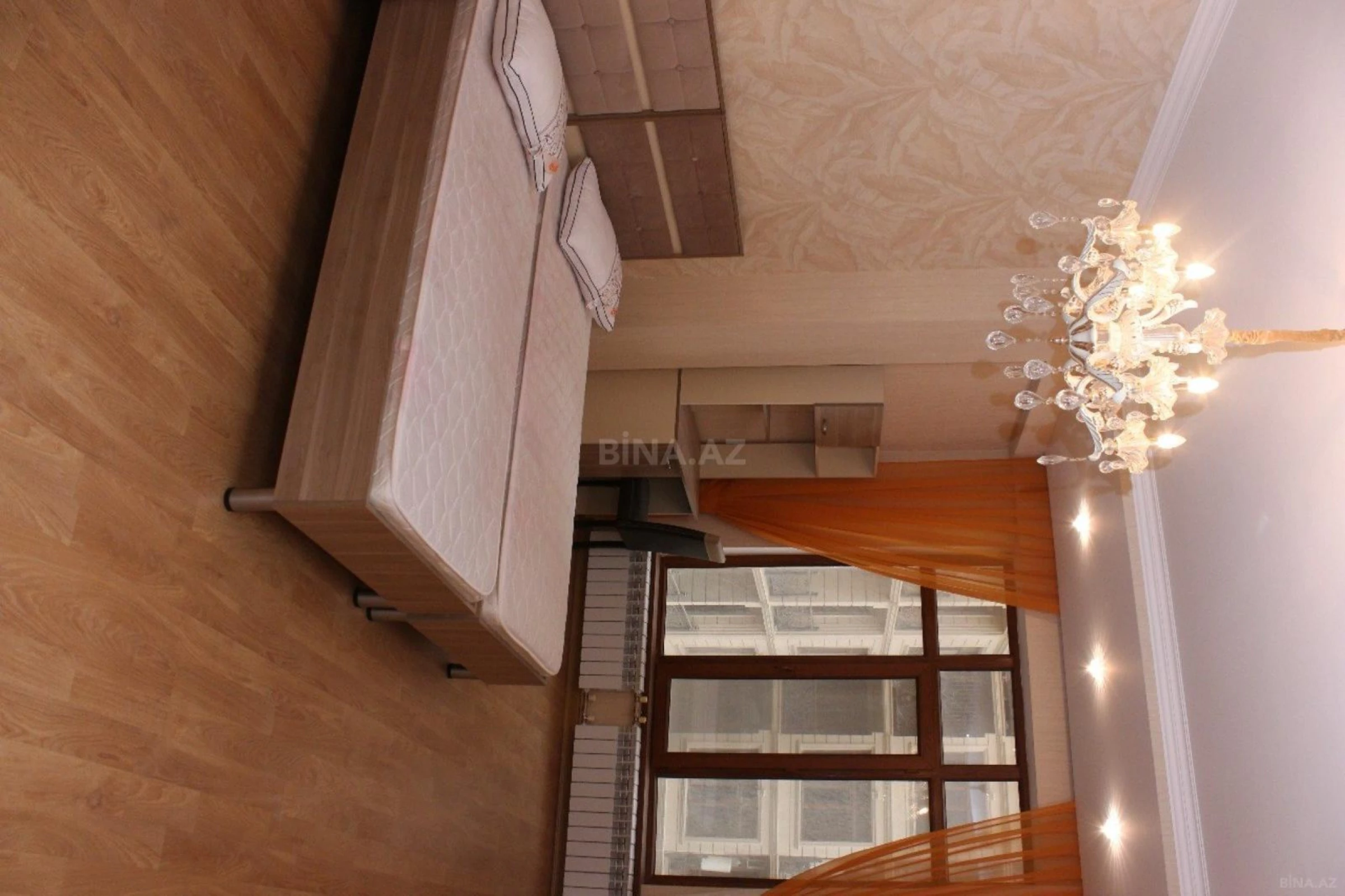 Satılır 4 otaqlı mənzil 216 m²
