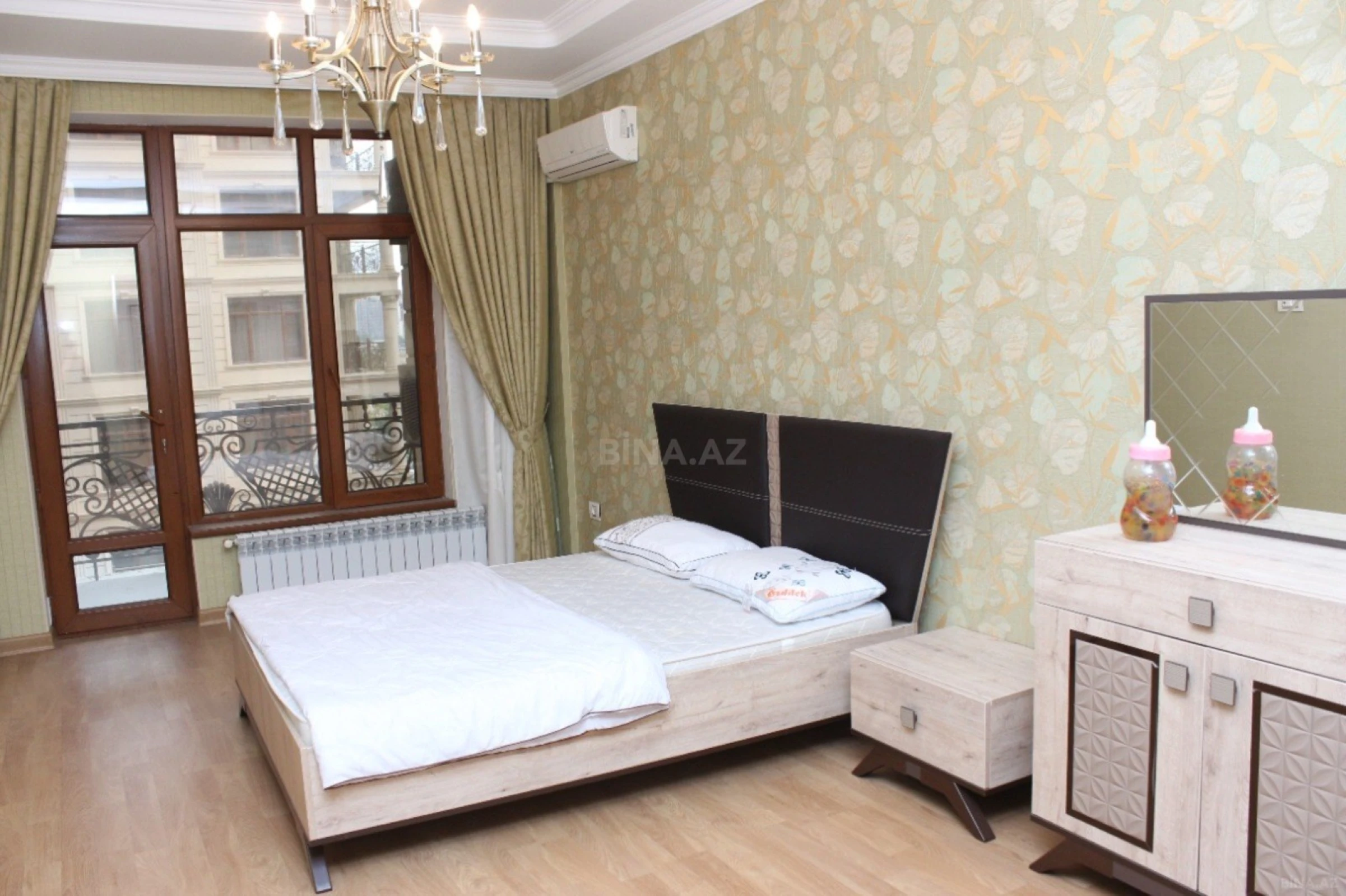 Satılır 4 otaqlı mənzil 216 m²
