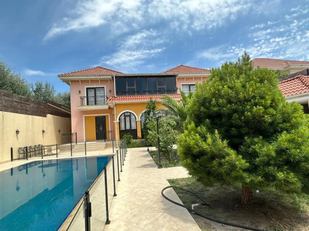 Satılır 10 otaqlı həyət evi 500 m²