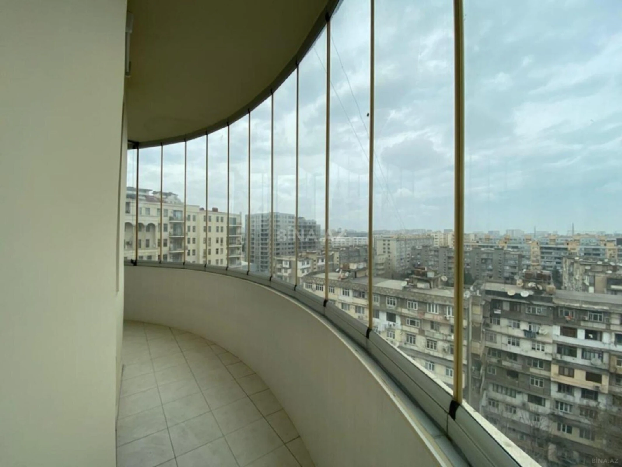 Satılır 3 otaqlı mənzil 145 m²