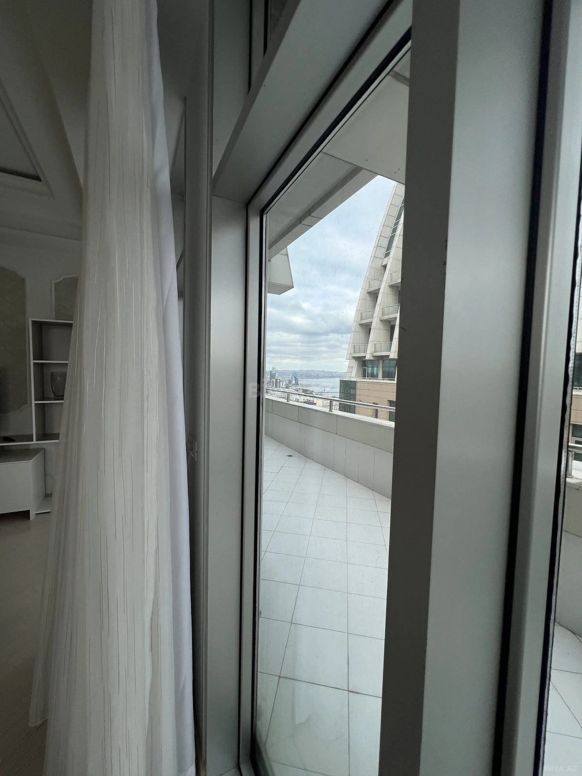 Kirayə verilir 3 otaqlı mənzil 168 m²